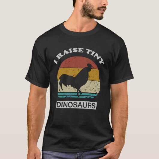 小さな恐竜を育てる養鶏家 Tシャツ (正面)