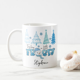 小さな感じ冬の雪だるまが個人化さ霜の降りたれている コーヒーマグカップ