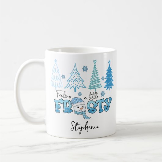 小さな感じ冬の雪だるまが個人化さ霜の降りたれている コーヒーマグカップ (左)