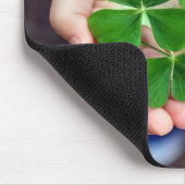 小さな手に四葉のクローバー マウスパッド (コーナー)