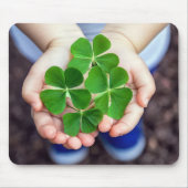 小さな手に四葉のクローバー マウスパッド (正面)