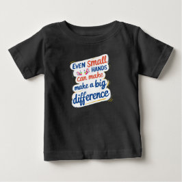 "小さな手も大きな差をつくれる" キッズ ベビーTシャツ