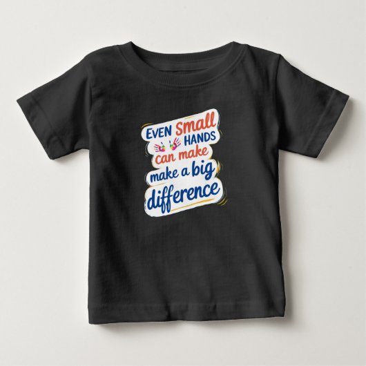"小さな手も大きな差をつくれる" キッズ ベビーTシャツ (正面)