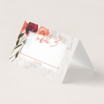 小さな折り畳まれた桃、赤いバラの折り畳まれた結婚テーブル