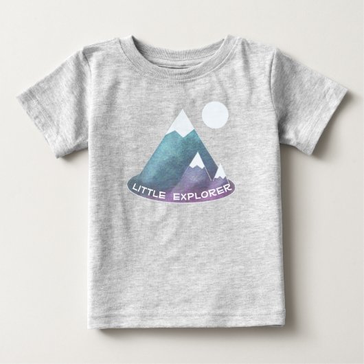 小さな探検家の山の風景 ベビーTシャツ (正面)