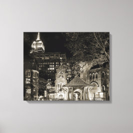 小さな教会の大都市のストレッチされたキャンバス印刷 キャンバスプリント