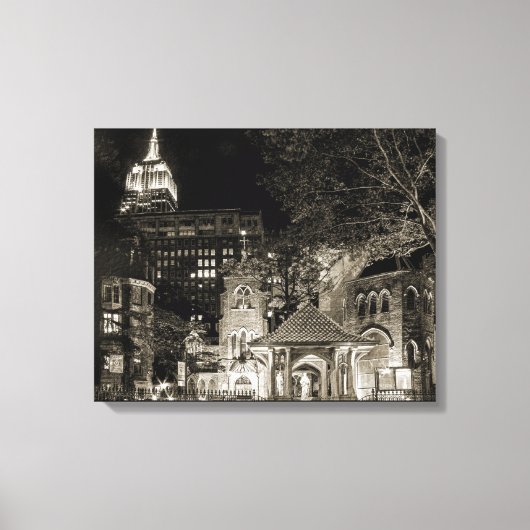 小さな教会の大都市のストレッチされたキャンバス印刷 キャンバスプリント (正面)
