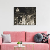 小さな教会の大都市のストレッチされたキャンバス印刷 キャンバスプリント (インサイチュ (リビング))