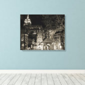 小さな教会の大都市のストレッチされたキャンバス印刷 キャンバスプリント (インサイチュ (ウッドフロア))
