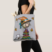 小さな旅の魔女と猫のハロウィンアート トートバッグ (クローズアップ)