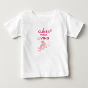 小さな旅人、階段を駆け上がる ピンクのベビーガール ベビーTシャツ