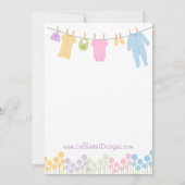 小さな服の赤ちゃんシャワーがベビーゲームを願う 招待状 (裏面)