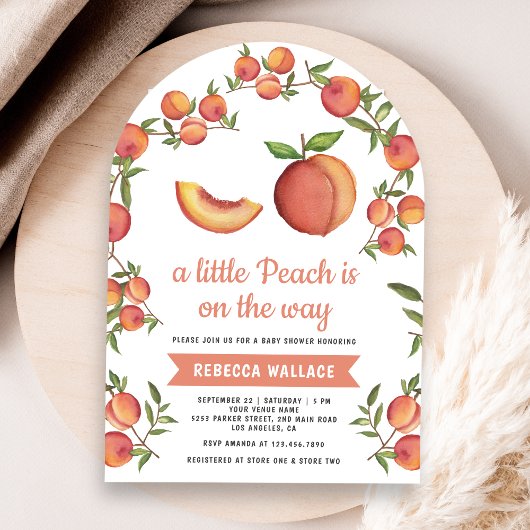 小さな桃がアーチ赤ちゃんシャワーの途中にある 招待状
