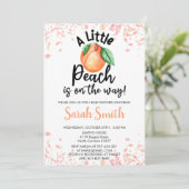 小さな桃がオレンジ色の赤ちゃんシャワーの途中にある 招待状 (スタンド正面)