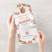 小さな桃が赤ちゃんシャワーの途中にある オールインワン招待状 (貼ってはがせる)