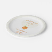 小さな桃が赤ちゃんシャワーの途中にある ペーパープレート (アングル)