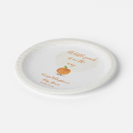 小さな桃が赤ちゃんシャワーの途中にある ペーパープレート