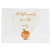 小さな桃が赤ちゃんシャワーの途中にある ラージペーパーバッグ (裏面)