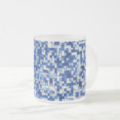 小さな正方形が重なり、青と白の色合い フロストグラスマグカップ (正面右)