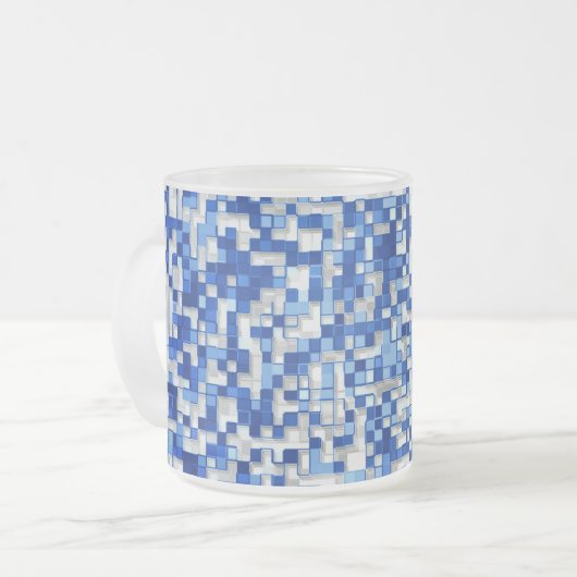 小さな正方形が重なり、青と白の色合い フロストグラスマグカップ (正面左)