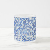 小さな正方形が重なり、青と白の色合い フロストグラスマグカップ (中央)