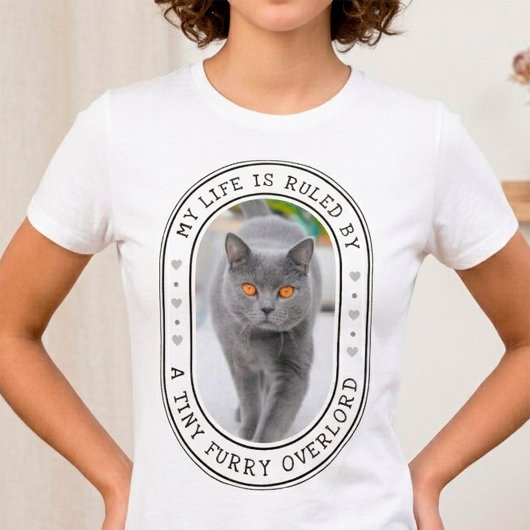 「小さな毛玉の支配者」カスタム猫写真Tシャツ Tシャツ