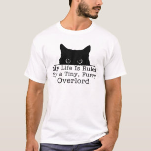 小さな毛皮の毛で覆われた猫が私の人生を支配 Tシャツ