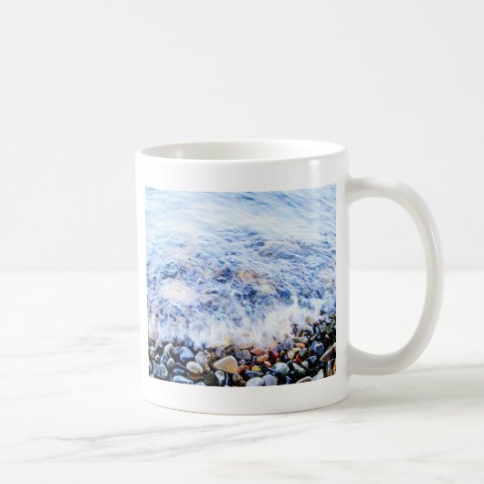 小さな波とカラフル石 コーヒーマグカップ (右)