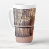 小さな湖のある公園の夕日霜の降りた カフェラテマグ (左アングル)