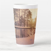 小さな湖のある公園の夕日霜の降りた カフェラテマグ (正面)