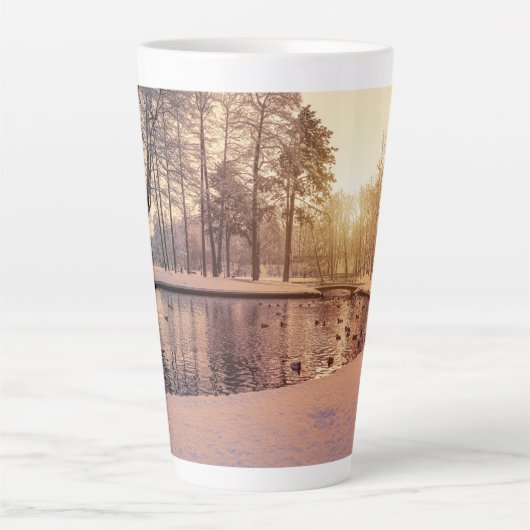 小さな湖のある公園の夕日霜の降りた カフェラテマグ (正面)