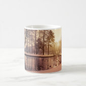 小さな湖のある公園の夕日霜の降りた コーヒーマグカップ (中央)