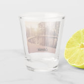 小さな湖のある公園の夕日霜の降りた ショットグラス (裏面)