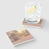 小さな湖のある公園の夕日霜の降りた ストーンコースター (横)