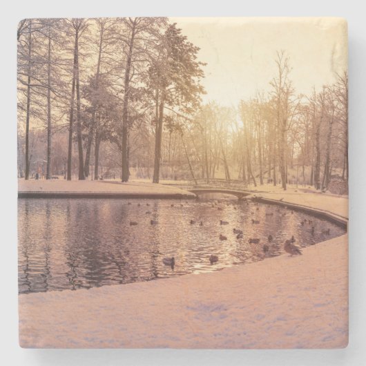 小さな湖のある公園の夕日霜の降りた ストーンコースター (正面)
