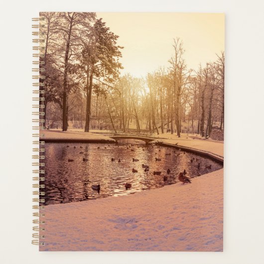 小さな湖のある公園の夕日霜の降りた プランナー手帳 (正面)