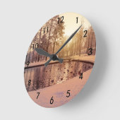 小さな湖のある公園の夕日霜の降りた ラウンド壁時計 (傾斜)