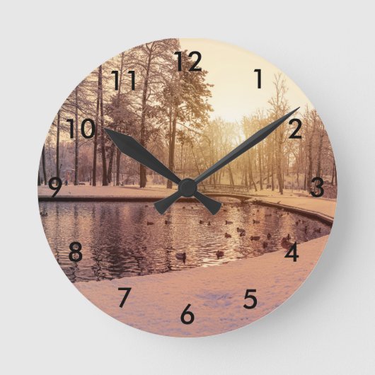 小さな湖のある公園の夕日霜の降りた ラウンド壁時計 (正面)