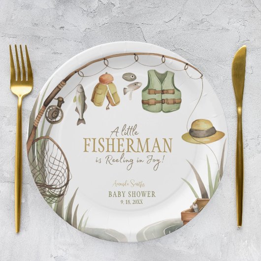 小さな漁師が喜びの赤ちゃんシャワーで歓喜している ペーパープレート