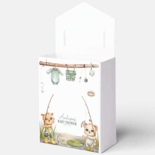 小さな漁師が喜びの赤ちゃんシャワーを浴びている フェイバーボックス (見開き)