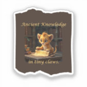 小さな爪の古代の知識 – かわいいライオンのステッカー シール (正面)