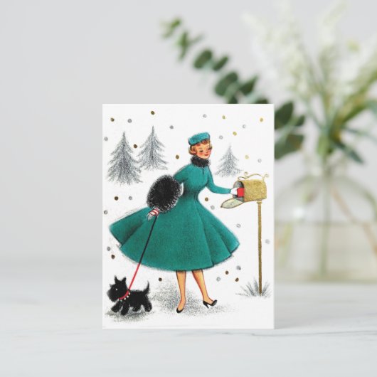 小さな犬を持つ女性のためのクリスマスプレゼント ポストカード (スタンド正面)