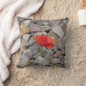 小さな独身の灰色の石に赤いケシの花 クッション (ブランケット)