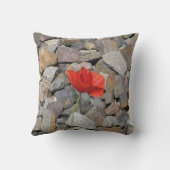小さな独身の灰色の石に赤いケシの花 クッション (裏面)