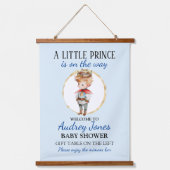 小さな王子が赤ちゃんをシャワーで浴びようとしている 吊り下げ型タペストリー (正面)