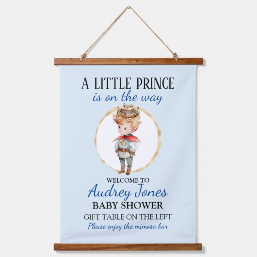 小さな王子が赤ちゃんをシャワーで浴びようとしている 吊り下げ型タペストリー (正面)