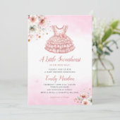 小さな甘いピンクの服女の子ベビーシャワー 招待状 (スタンド正面)
