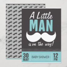 小さな男の子がやって来る