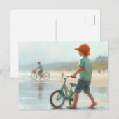 小さな男の子と彼の自転車はビーチに ポストカード (正面/裏面)