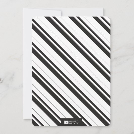 小さな男の子はカップルの男の子のシャワーを彼の道にある 招待状 (裏面)